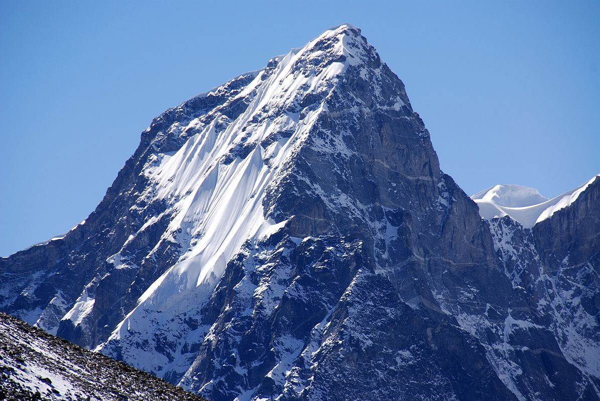 16 Ice Tooth Close Up From Kong Tso Ice Tooth (6200m) with a bit of Pemthang Karpo Ri visible from Kong Tso.